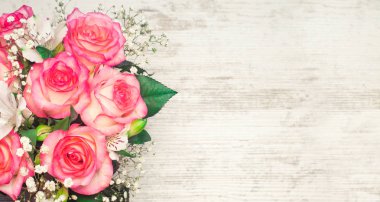 güzel düğün çiçekleri Beyaz ahşap zemin üzerinde bir buket. metin için yer