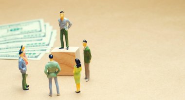 bir adam duruyor ve ajitasyon, açık artırma, kamu satış, yatırım cazibe, webinar, scammers ve mali Piramit, hoparlör, metin, izole arka plan için yer dinlerken kişilik bir kalabalık yapar