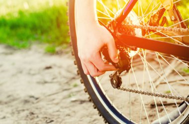 adam Bisiklet onarır. zincir onarım. bisikletçi. unratitude road, seyahat, spor, yakın çekim.