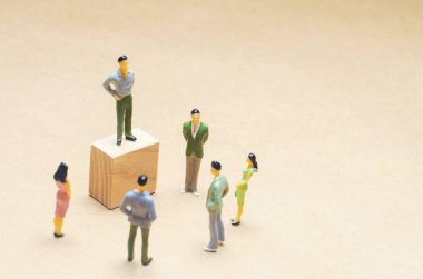 bir adam duruyor ve ajitasyon, açık artırma, kamu satış, yatırım cazibe, webinar, scammers ve mali Piramit, hoparlör, metin, izole arka plan için yer dinlerken kişilik bir kalabalık yapar
