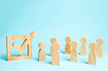 insan figürleri birlikte bir onay kutusunun yanındaki bekletin. Seçimler ve sosyal teknolojileri kavramı. Gönüllüler, partiler, adaylar, seçim electorates. İnsan hakları. Seçici odak