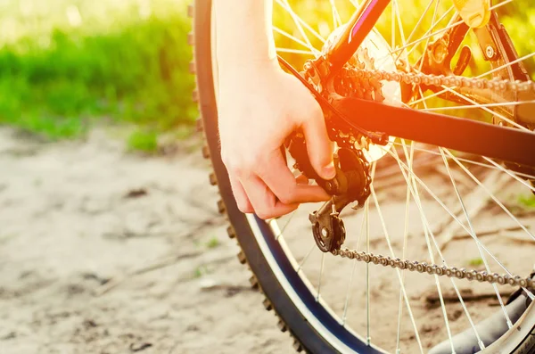 adam Bisiklet onarır. zincir onarım. bisikletçi. unratitude road, seyahat, spor, yakın çekim.