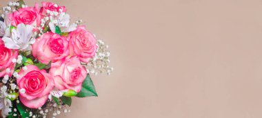 kahverengi bir arka plan üzerinde güzel düğün çiçek bir buket. afiş, metin için yer