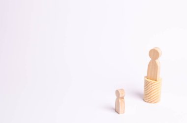 Bir erkek podyum üzerinde duruyor ve onun düşünce ve fikirleri dinleyicilere yayınlar. Kişi verir siparişleri, lider, patron. Gurur, övüngenlik. Toplu, Bölüm Başkanı. Ana kişi