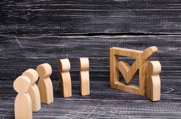 Eine Menschenschlange Steht Einem Häkchen Der Box Zusammen Das Konzept — Stockfoto