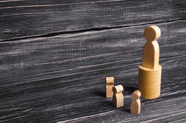 Homme Tient Sur Podium Diffuse Ses Pensées Ses Idées Aux — Photo