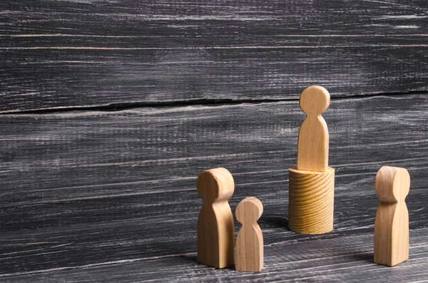 Steht Ein Mann Auf Dem Podium Und Überträgt Seine Gedanken — Stockfoto