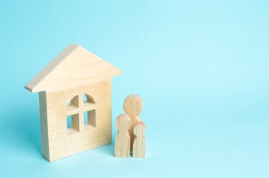 Aile house yanında duruyor. Ahşap figürler kişilerin bir ahşap evin yakınına hazır. Bir kaç içinde aşk, cohabitants, Anne, alıcı ve satıcı evde kavramının. Evde yaşıyorlar
