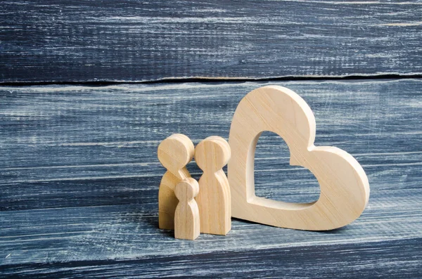 Young Family Child Standing Wooden Heart Love Loyalty Strong Young — Stock Photo, Image