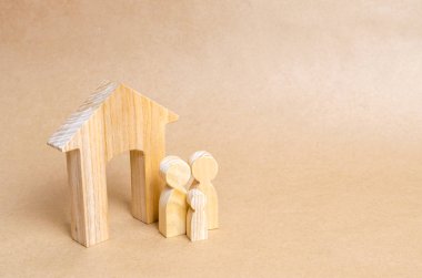 Aile house yanında duruyor. Ahşap figürler kişilerin bir ahşap evin yakınına hazır. Bir kaç içinde aşk, cohabitants, Anne, alıcı ve satıcı evde kavramının. Evde yaşıyorlar