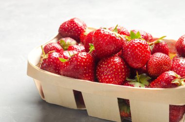 taze çilek Bahçe yatağından sadece bir sepet, kırmızı Berry. tatlı hasat