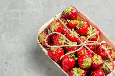 taze çilek Bahçe yatağından sadece bir sepet, kırmızı Berry. tatlı hasat