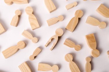 Diğer insanlar arasında beyaz zemin üzerinde bir heykelcik olan bir delik onun vücudunda bir çocuk şeklinde bir kadın yatıyor. Bir çocuk kavramı kayıp, bir aile yaratmak bir adam için arama. Trajedi