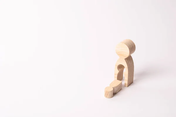 Drewniana Figura Kobiety Pustki Którego Dziecko Spadła Pojęcie Straty Dziecka — Zdjęcie stockowe