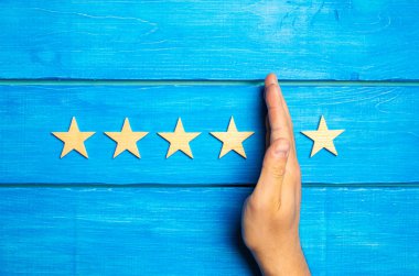 El beşinci star dört diğerlerinden ayırır. Genel değerlendirme 5 yıldız, 4 yıldız. Restoran, otel, Cafe Özeti. Derecelendirme, beşinci yıldız kaybı bozulma. Kalite. Ahşap yıldız