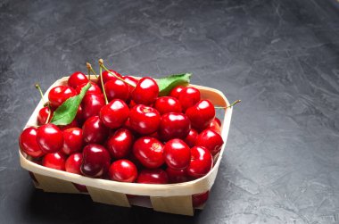 bir gri beton zemin, yaz berry, metin için yer bir sepet içinde taze Olgun kırmızı kiraz