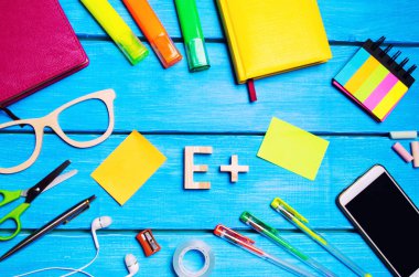 düşük işareti, top, e, artı okul gereçleri Okul Danışma, Kırtasiye, okul kavramı, mavi arka plan, yaratıcı kaos, metin, işaretçileri, kalem, Bloknot, çıkartmaları için alan.