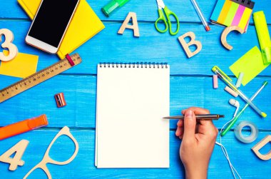 Okul kavramı, aksesuarlar. bir not defteri okul çocuğu noktalarına. yeni fikirler, ev ödevi çözüm. okula dönüş. metin için yer. boşaltmak