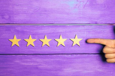 Beşinci star el koyar. Beş yıldız kalite durumudur. Yeni bir yıldız, başarı, evrensel tanıma. Eleştirmen derecesi Restoran, otel, kurum olarak belirler. Kalite işareti.