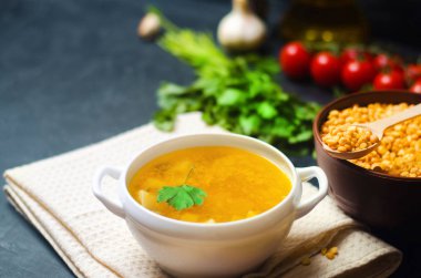 üzerine tavuk suyu sıvı taze bezelye çorbası. maydanoz ile fasulye çorbası. sağlıklı kahvaltı. siyah beton zemin. seçici odak.