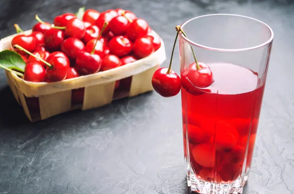 Jugo Compota Con Cerezas Cereza Roja Madura Fresca Una Canasta — Foto de Stock