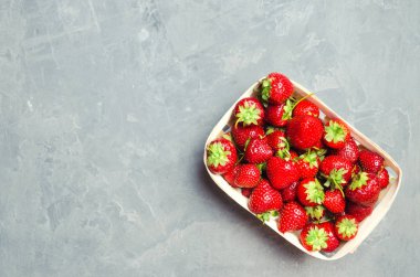 taze çilek Bahçe yatağından sadece bir sepet, kırmızı Berry. tatlı hasat. metin için yer. yaz meyve. boşaltmak