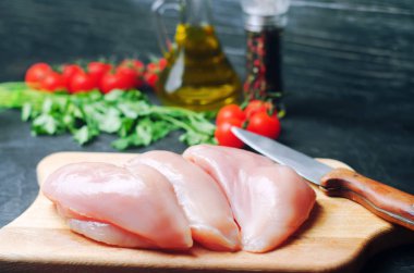 sebze, baharatlar ve otlar ahşap kesme tahtası, yemek pişirmek için et madde ile taze tavuk fileto