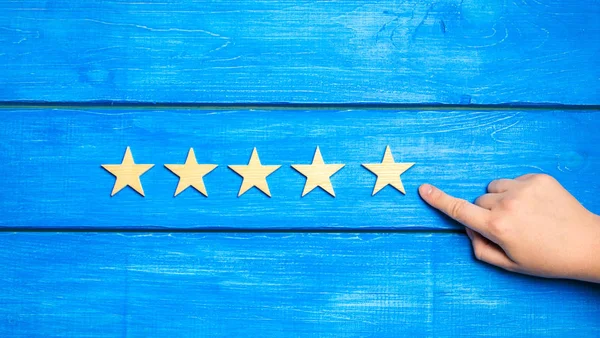 Beşinci star el koyar. Beş yıldız kalite durumudur. Yeni bir yıldız, başarı, evrensel tanıma. Eleştirmen derecesi Restoran, otel, kurum olarak belirler. Kalite işareti.