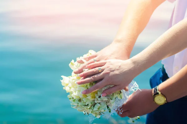 Close Las Manos Novia Novio Con Anillos Boda Ramo Amor — Foto de Stock