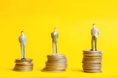 İnsanlar paralar sütunlarda stand. Kariyer büyüme, mevduat oranı kavramı. Müşteri sadakat programı. İş büyüme, kar artışı, iş ün