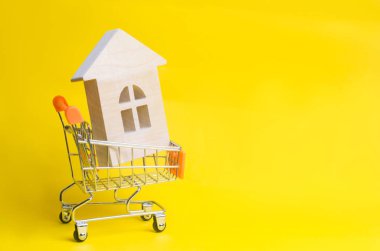 Gayrimenkul yatırım ve ev mali kavramı mortgage. satın alma, kiralama ve daire satıyor. Bir alışveriş sepeti ahşap evde. kredi, konut genç aileler için uygun fiyatlı.