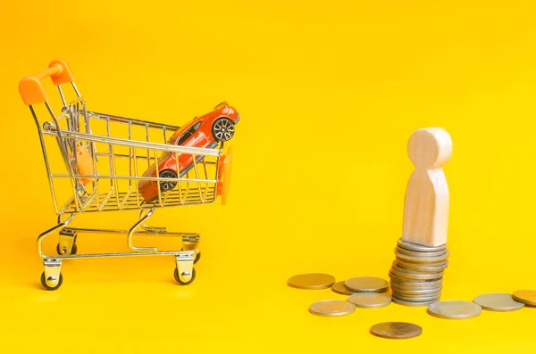 Hombre Madera Pie Sobre Monedas Fondo Coche Una Cesta Supermercado — Foto de Stock