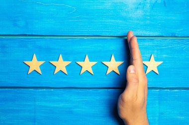 El beşinci star dört diğerlerinden ayırır. Genel değerlendirme 5 yıldız, 4 yıldız. Restoran, otel, Cafe Özeti. Derecelendirme, beşinci yıldız kaybı bozulma. Kalite. Ahşap yıldız