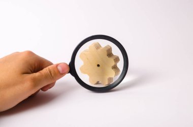 El Büyüteç ile ahşap tekerlek takım vasıl hedefleniyor. Eğitim teknolojik süreç ve sanayi, üretim zinciri, fabrikada kavramı. Arama ve yedek parçalar için.