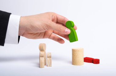 Elini bir işadamı iş takım elbiseli bir adam ahşap bir rakam elinde tutuyor ve başka bir şekil görevinden taşır. Bir çalışan personel yerine ateş kavramı