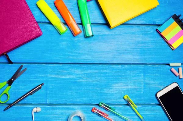 İşyeri mavi ahşap bir masa üzerinde okul öğrencisi. Yaratıcı bozukluğu, dağınık kalem, kalem. Metin, yer kimse. Eğitim, okul malzemeleri kavramı. Kitap ve dizüstü bilgisayarlar