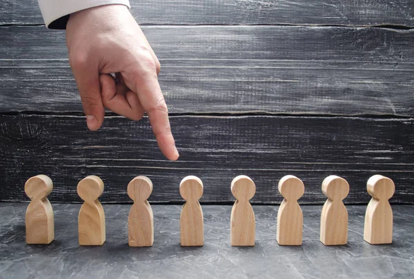 Een Zakenman Hand Wijst Een Houten Mensbeeld Het Concept Van — Stockfoto