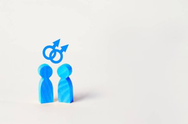 insanlar iki mavi ahşap rakamlar beyaz arka plan üzerinde durmak. homoseksüel yönünün iki kişi. Gey ve cinsiyet azınlık temsilcileri arasındaki ilişkiler kavramı. Bir yaşam tarzı. kopya alanı