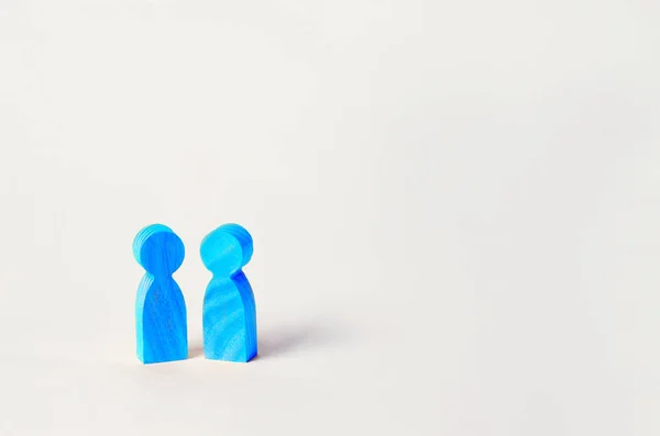 Twee Blauwe Houten Figuren Van Mensen Staan Witte Achtergrond Twee — Stockfoto