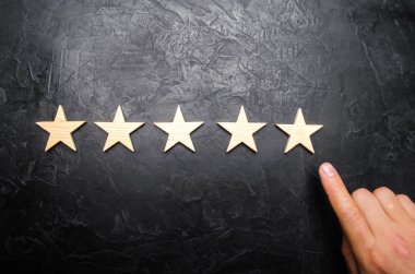 İşadamı'nın el takım elbiseli beşinci star puan. Beşinci yıldız almak. Oteller ve restoranlar ile ilgili değerlendirme, eleştirmenler ve ziyaretçi değerlendirilmesi kavramı. Kalite düzeyi, iyi hizmet.