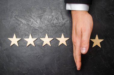 El iş adamı beşinci yıldız--dan diğer dört ayırır. Beşinci star rating ve tanıma sonbaharda kaybı. Eleştirmen beşinci otelden, yıldız alır Restoran.