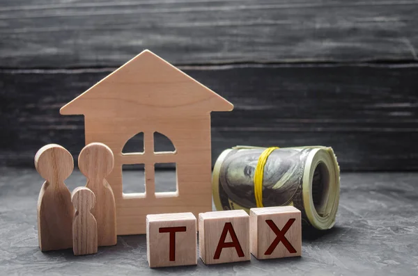 Houten Figuren Van Familie Staan Buurt Van Een Houten Huis — Stockfoto