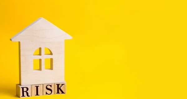 木造住宅および単語 とキューブ リスク管理の概念 不動産 プロパティ投資と住宅抵当金融 背景が黄色 テキストを配置します コピー スペース — ストック写真
