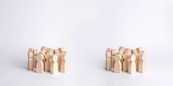 Duas Multidões Figuras Madeira Pessoas Estão Sobre Fundo Branco Conceito — Fotografia de Stock