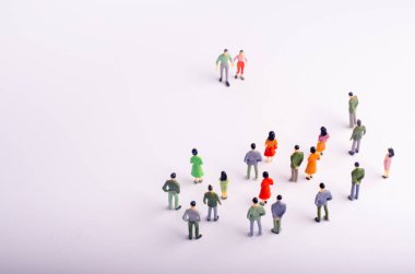 Adam ve ona doğru beyaz bir arka plan üzerinde gelen kadın kalabalık bakar. Bir grup insan bir erkek ve bir kadın yaklaşıyor. İki aşık, karısı, sokak boyunca yürüyüş. Seçici odak