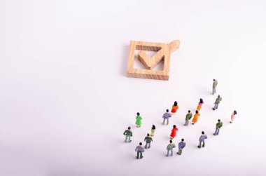 insan figürleri birlikte bir onay kutusunun yanındaki bekletin. Seçimler ve sosyal teknolojileri kavramı. Gönüllüler, partiler, adaylar, seçim electorates. İnsan hakları seçici odak