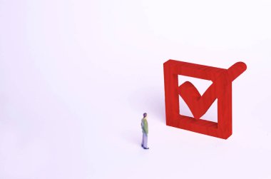 insan figürü ayakta kırmızı onay kutusunun yanındaki. Seçimler ve sosyal teknolojileri kavramı. Gönüllüler, partiler, adaylar, seçim electorates. İnsan hakları. Seçici odak