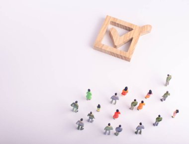 insan figürleri birlikte bir onay kutusunun yanındaki bekletin. Seçimler ve sosyal teknolojileri kavramı. Gönüllüler, partiler, adaylar, seçim electorates. İnsan hakları seçici odak