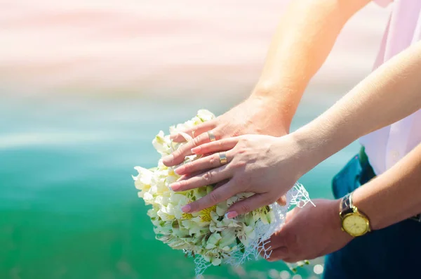 Közeli Kép Menyasszony Vőlegény Kezét Jegygyűrű Csokor Szerelem Házasság Esküvői — Stock Fotó