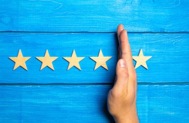 Elini beşinci yıldız--dan diğer dört ayırır. Kalite ve durum değerlendirilmesi kavramı. Eleştirmen Restoran, otel hizmet kalitesi düzeyini değerlendirir. bir yıldız kaybetmek